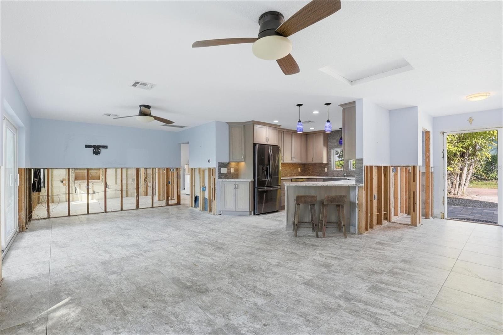 Single Family Residence at 302 GEORGIA AVE, CRYSTAL BEACH, photo 12 of 61
