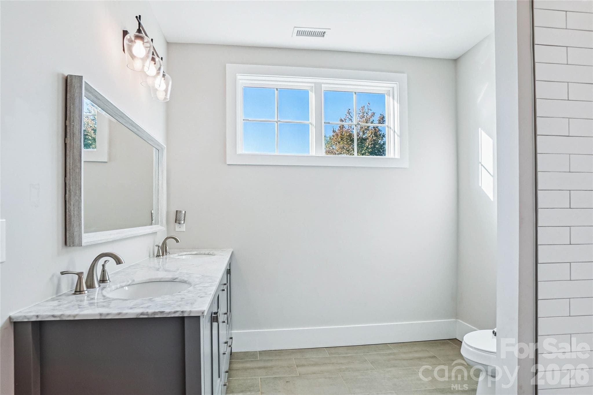 Upstairs bathroom - 1904 Canal Road, Catawba