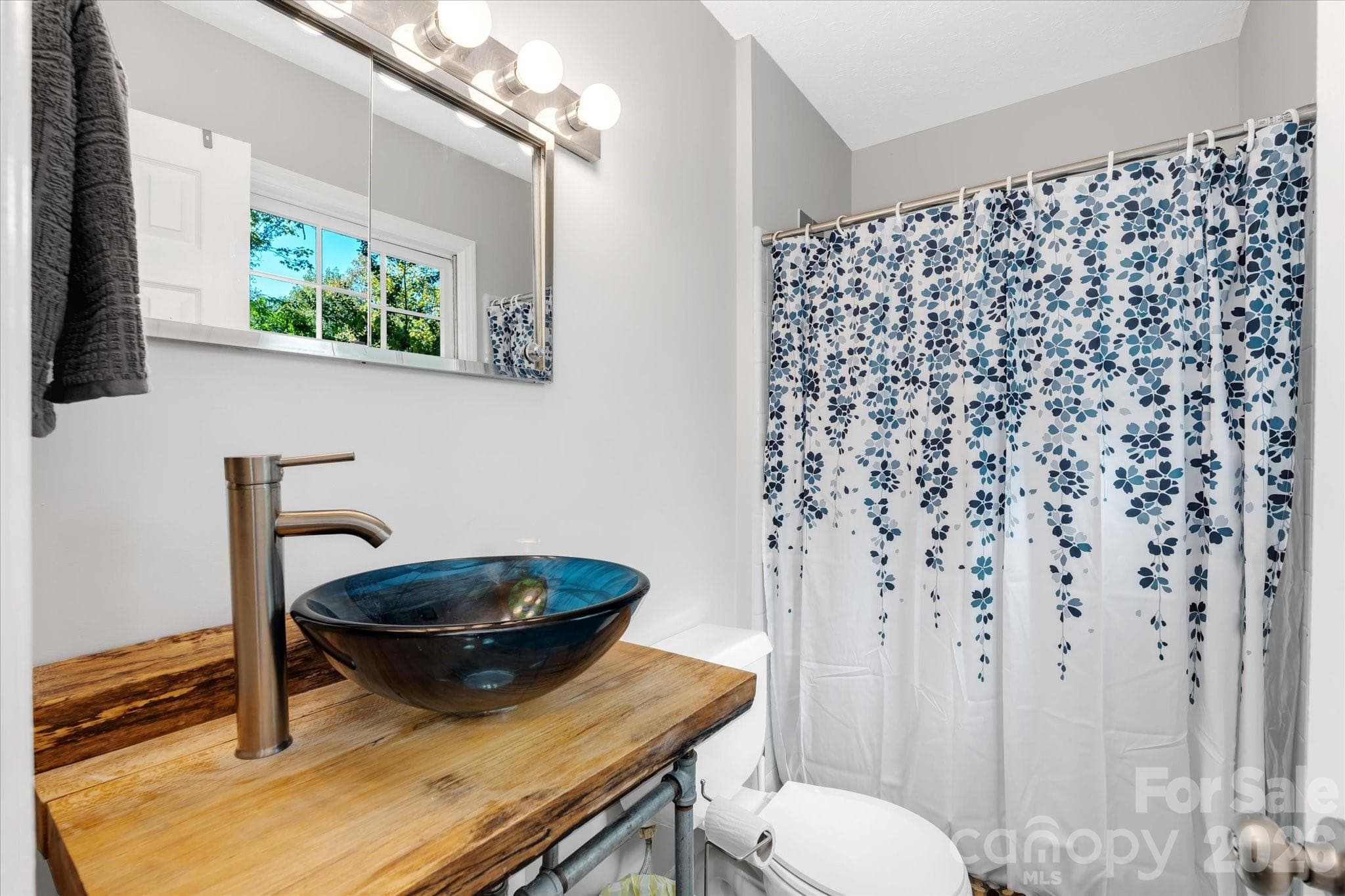 Ensuite bathroom attached to primary bedroom - 23 Springwood Drive, Asheville