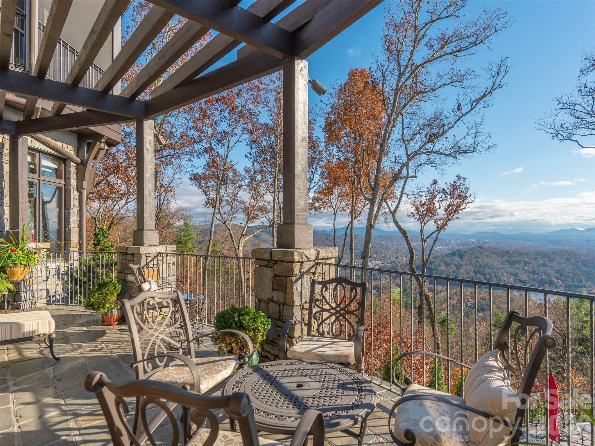 Multiple porches and screened areas - Asheville