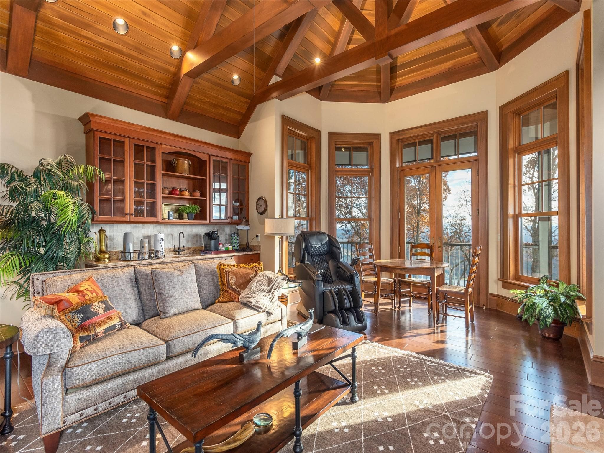 Library with wet bar - 633 Altamont View, Asheville