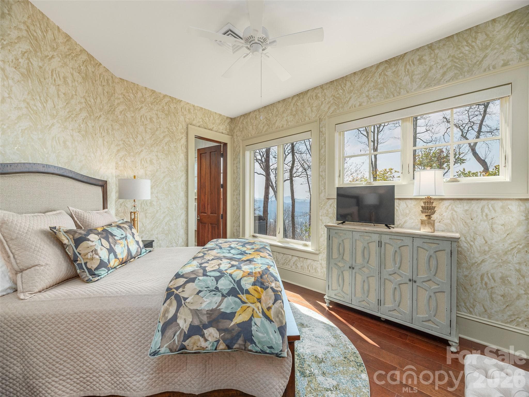Guest room with en-suite bath - 633 Altamont View, Asheville