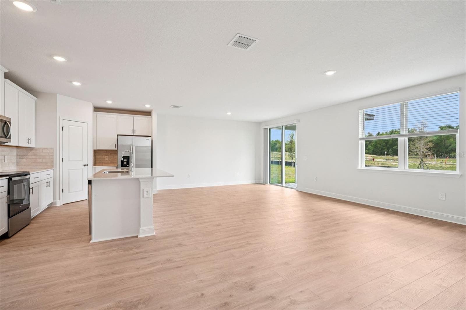Single Family Residence at 811 SUNSHOWER DR, LADY LAKE, photo 6 of 33