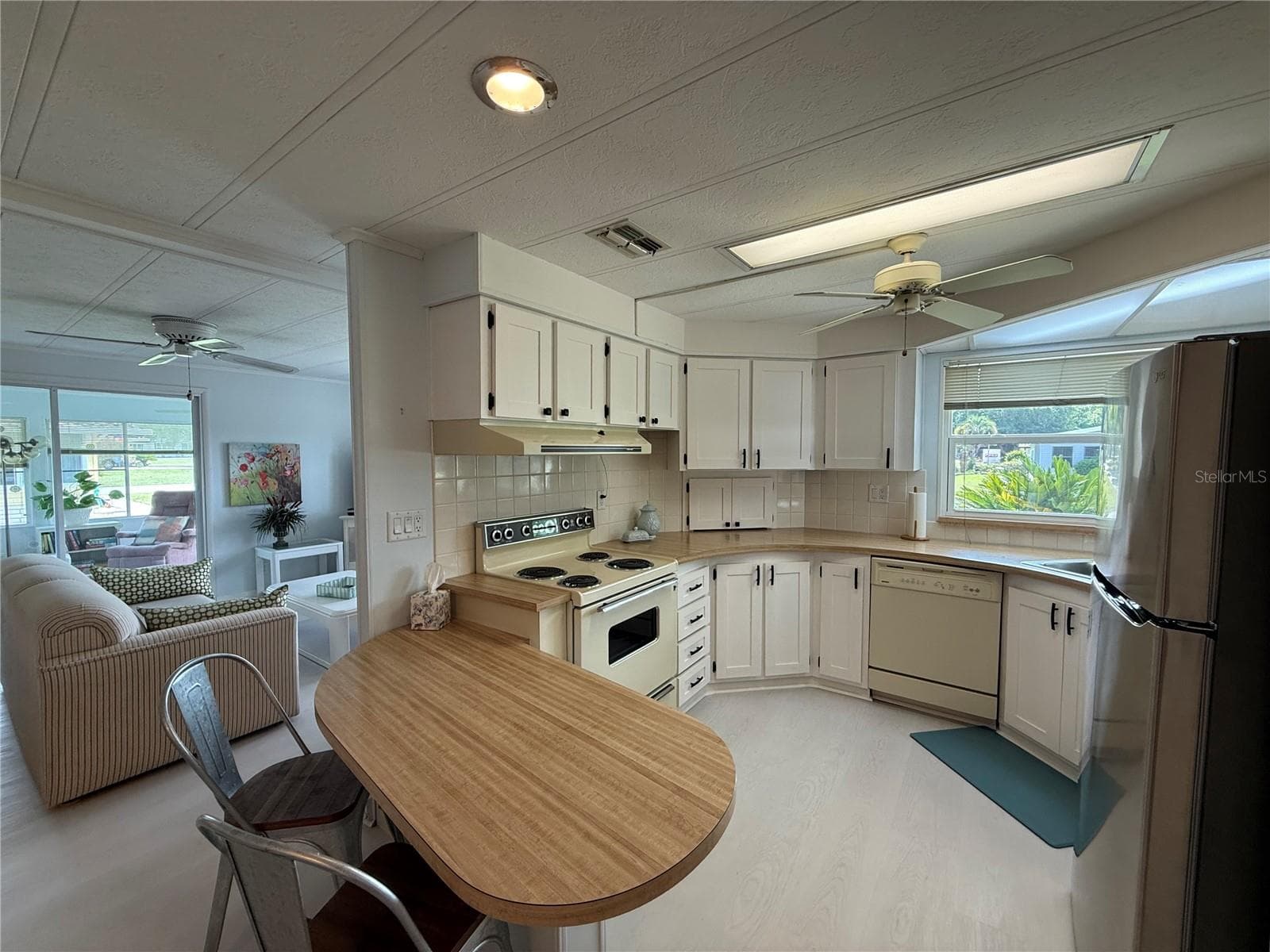 Manufactured Home at 11 N BOBWHITE RD, WILDWOOD, photo 2 of 48