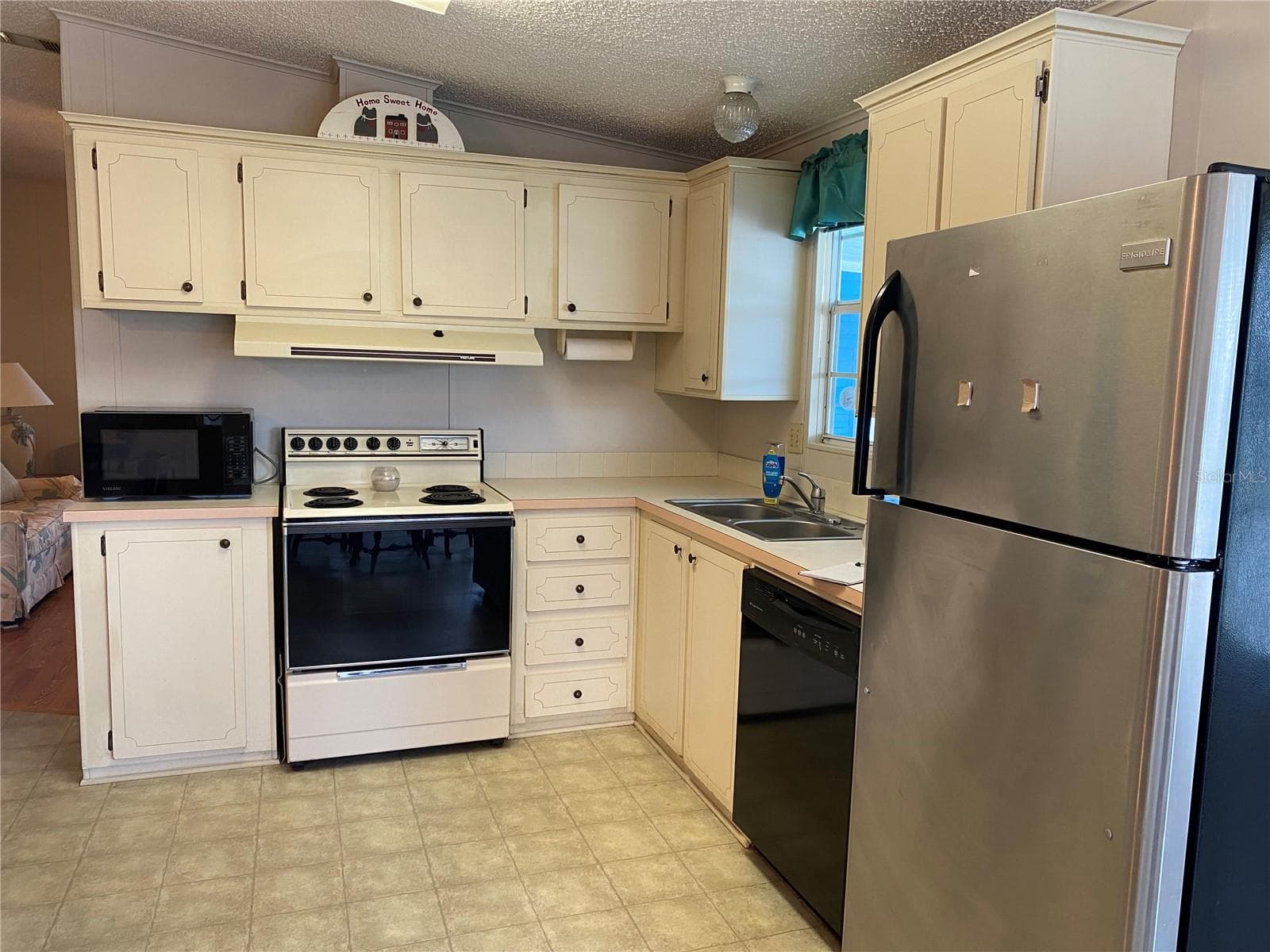 Manufactured Home at 701 RIVERVIEW CIR, NORTH PORT, photo 4 of 20
