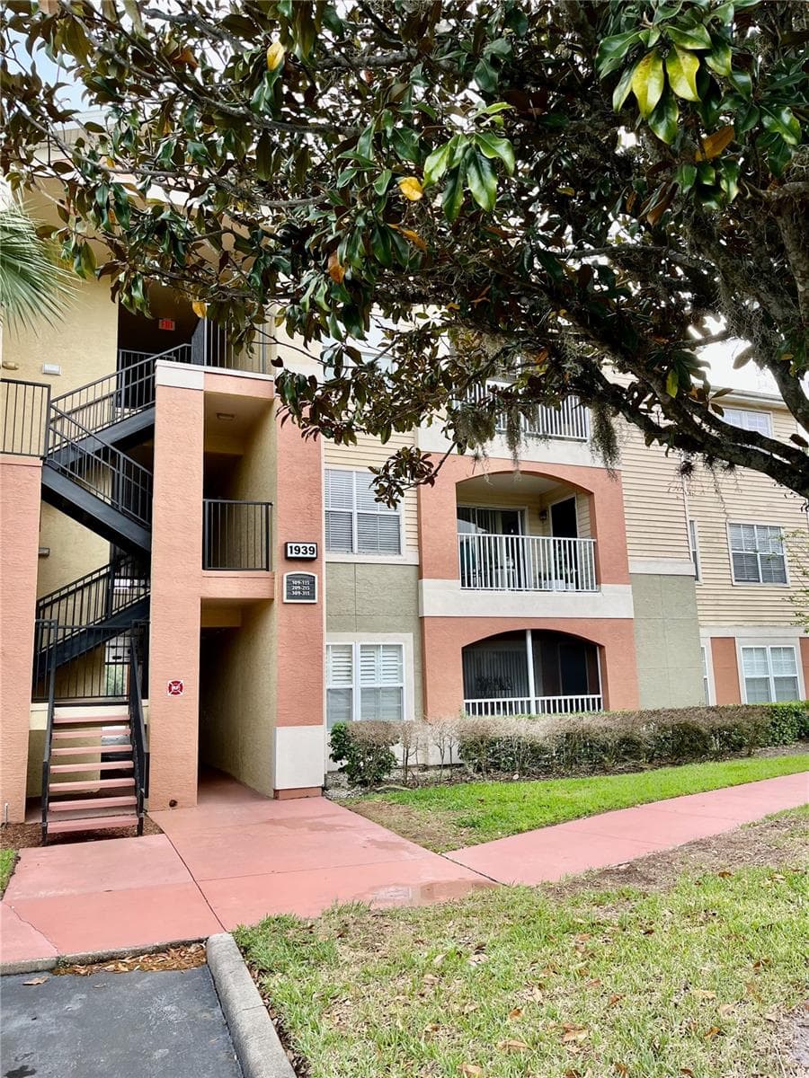 1939 SUMMER CLUB APT DR #315