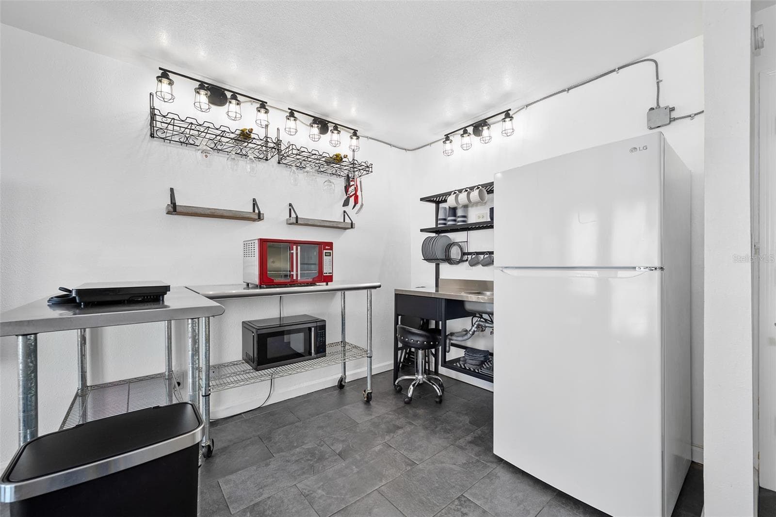 Microwave, elctric countertop oven, electric cooktop - 701 S ATLANTIC AVE #516, DAYTONA BEACH