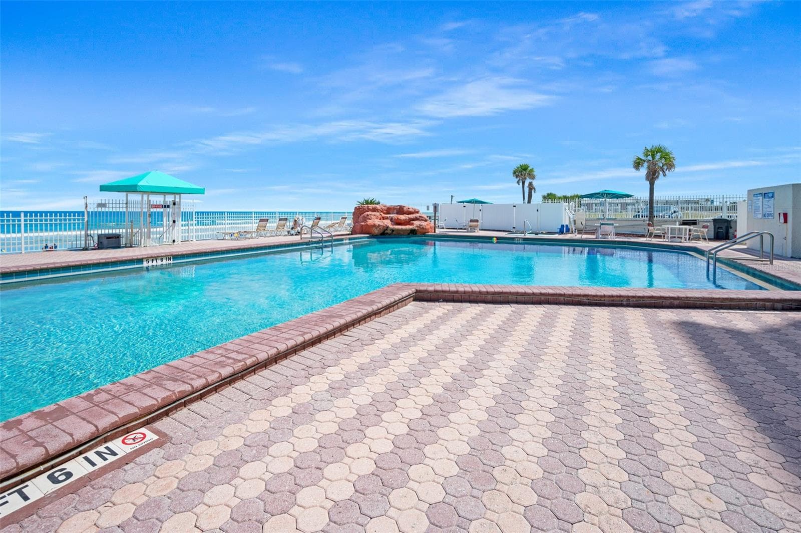 Beautiful pool - 701 S ATLANTIC AVE #516, DAYTONA BEACH
