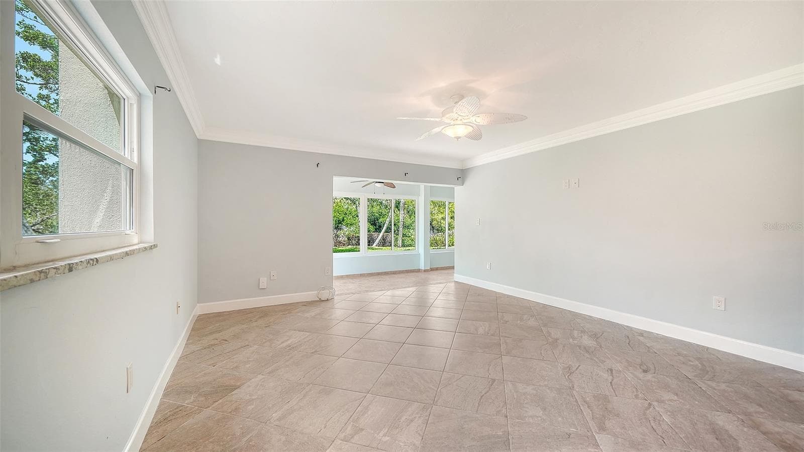 Living room looking into the lanai. - 225 HOURGLASS WAY #106, SARASOTA