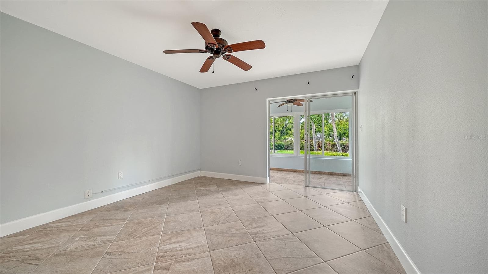 Guest bedroom also features floor to ceiling sliders leading to the lanai. - 225 HOURGLASS WAY #106, SARASOTA