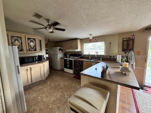 Kitchen - updated appliances - 19231 NW HIGHWAY 335, WILLISTON
