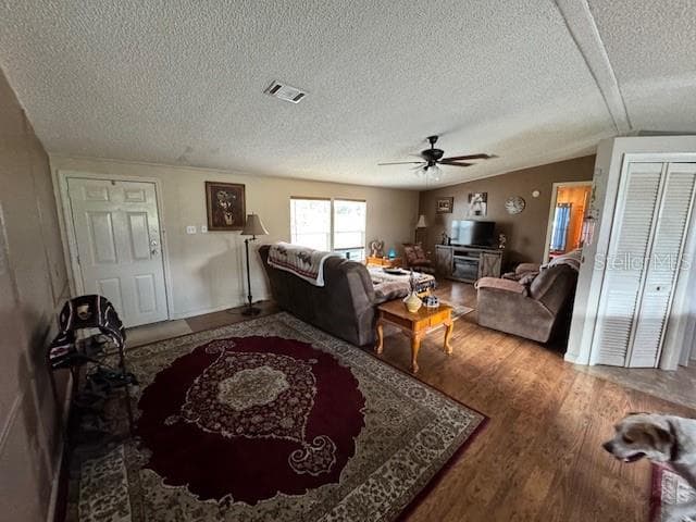 Living room and front entry - 19231 NW HIGHWAY 335, WILLISTON