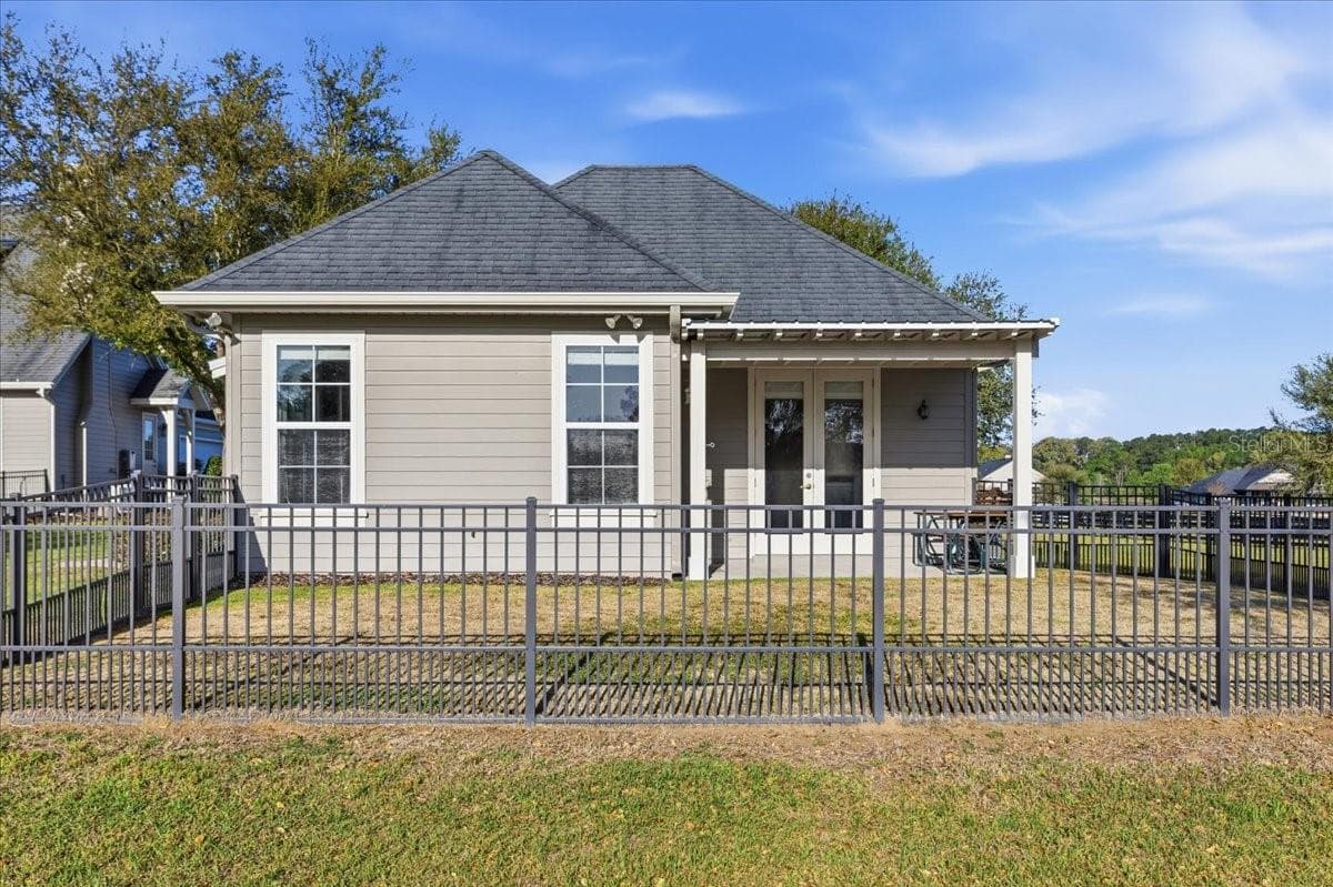 Guest house is fully-fenced. Ideal for weekend guests with pets. - 10401 NW 153RD TER, ALACHUA