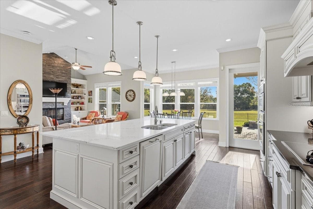 Quartz counters & Busby Custom Cabinets - 10401 NW 153RD TER, ALACHUA