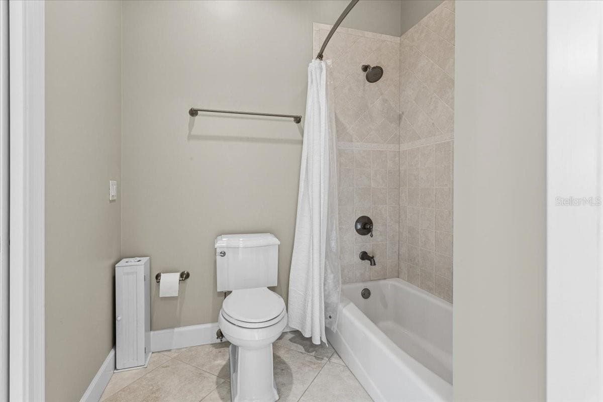 Jack & Jill bathroom (upstairs) - 10401 NW 153RD TER, ALACHUA