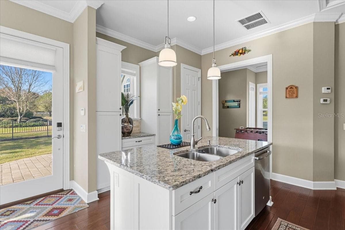 Custom built-ins - 10401 NW 153RD TER, ALACHUA