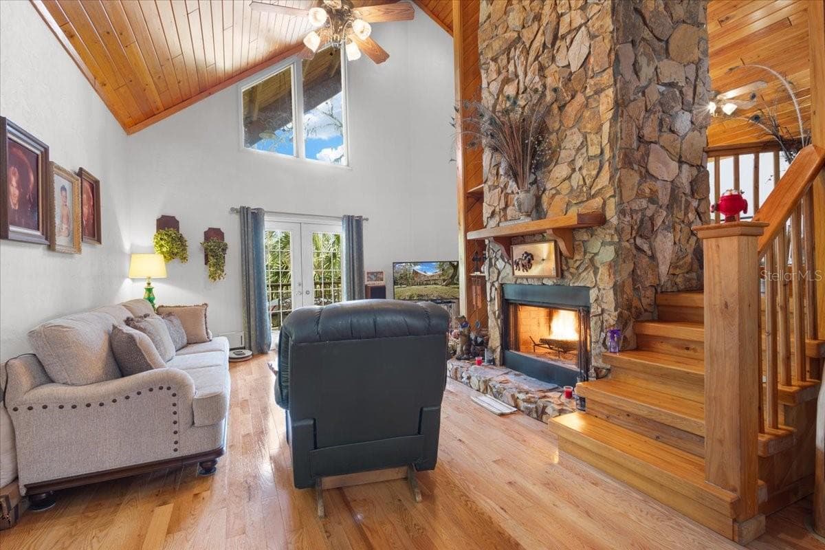 Great Room and stairs to loft - 124 NE 824TH ST, OLD TOWN