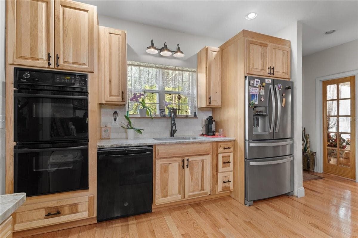 Double Oven! - 124 NE 824TH ST, OLD TOWN