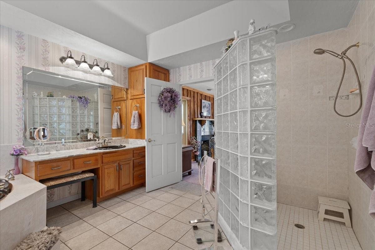 Master Bath with double sinks - 124 NE 824TH ST, OLD TOWN