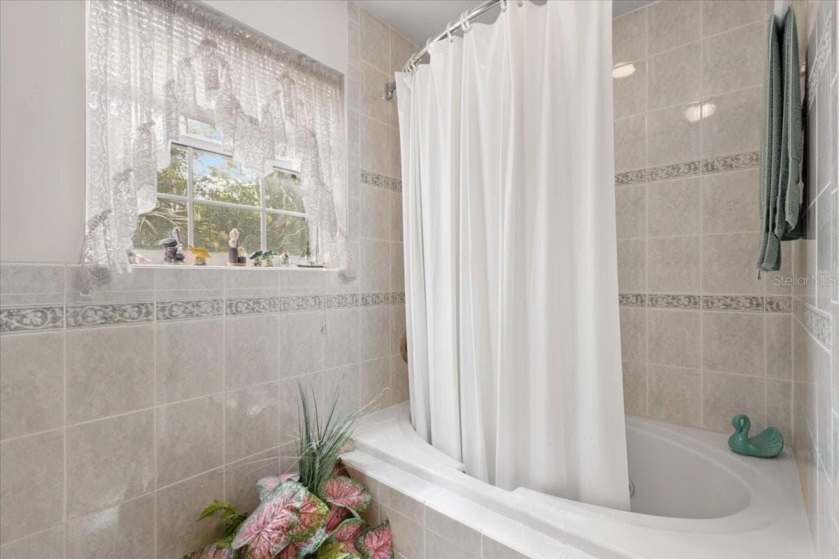 Guest Bath - 124 NE 824TH ST, OLD TOWN