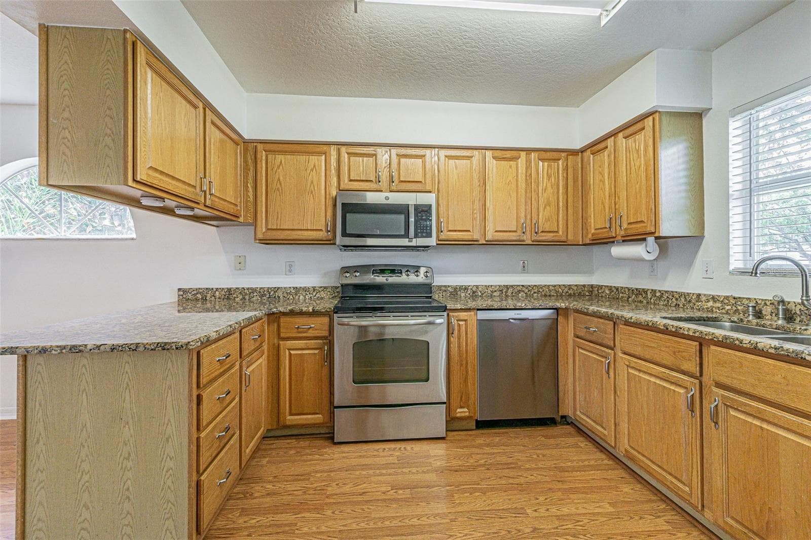 U shaoed kitchen is the most functional plan! - 11204 COREY PAVIN LN, SAN ANTONIO