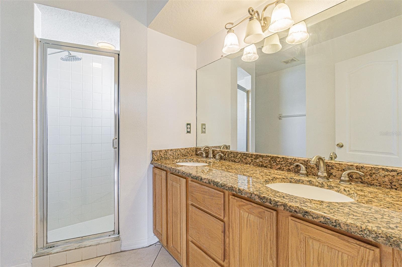 Granite tops and dual sinks in ensuite - 11204 COREY PAVIN LN, SAN ANTONIO