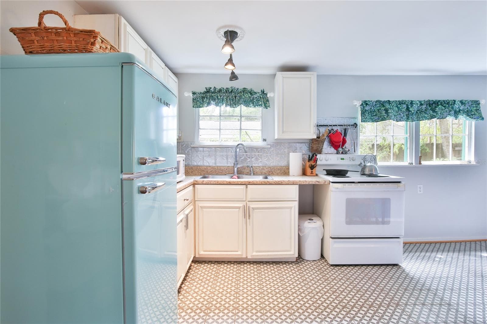 Cottage - 708 42ND ST, SARASOTA