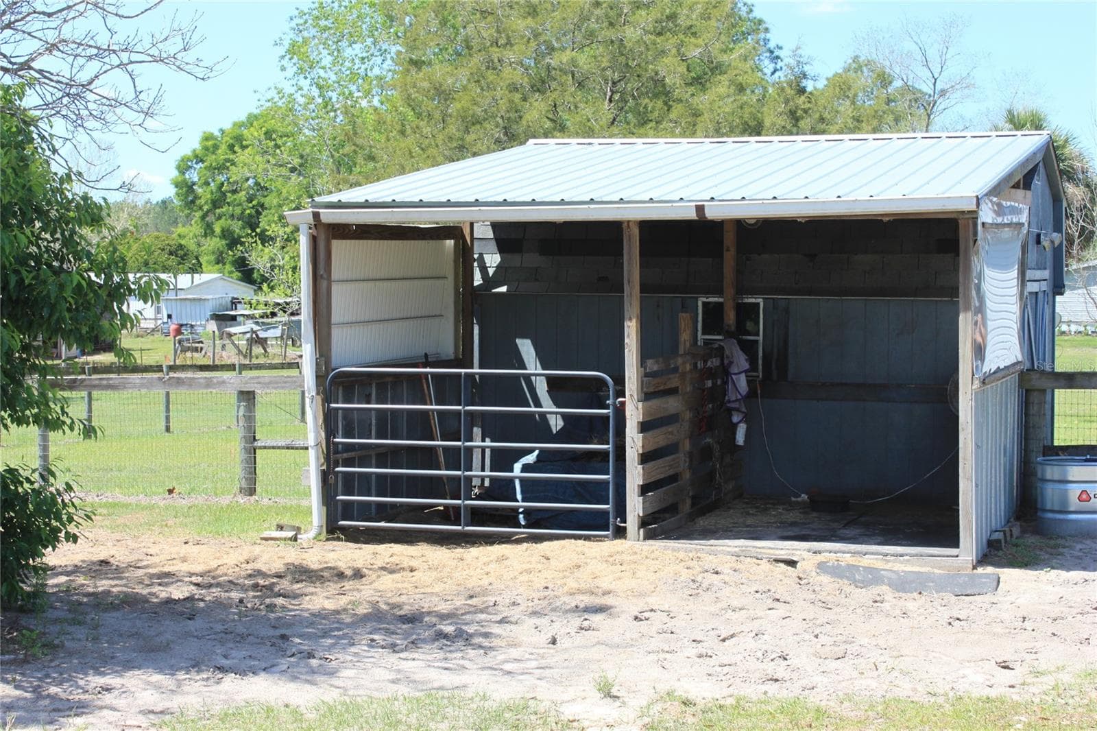 2 stall barn - 19231 NW HIGHWAY 335, WILLISTON