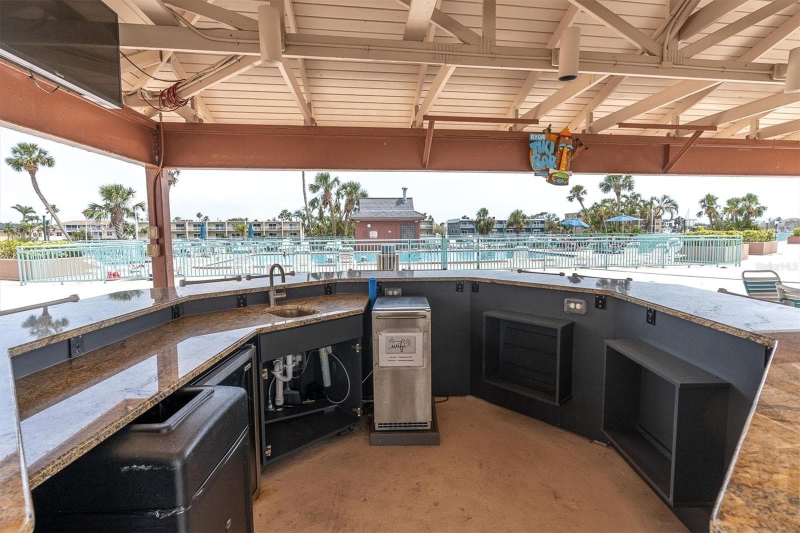 Self Serve Tiki Bar, with ICE MAKER, water and electric outlets. POOL Views here - 1 KEY CAPRI #102E, TREASURE ISLAND