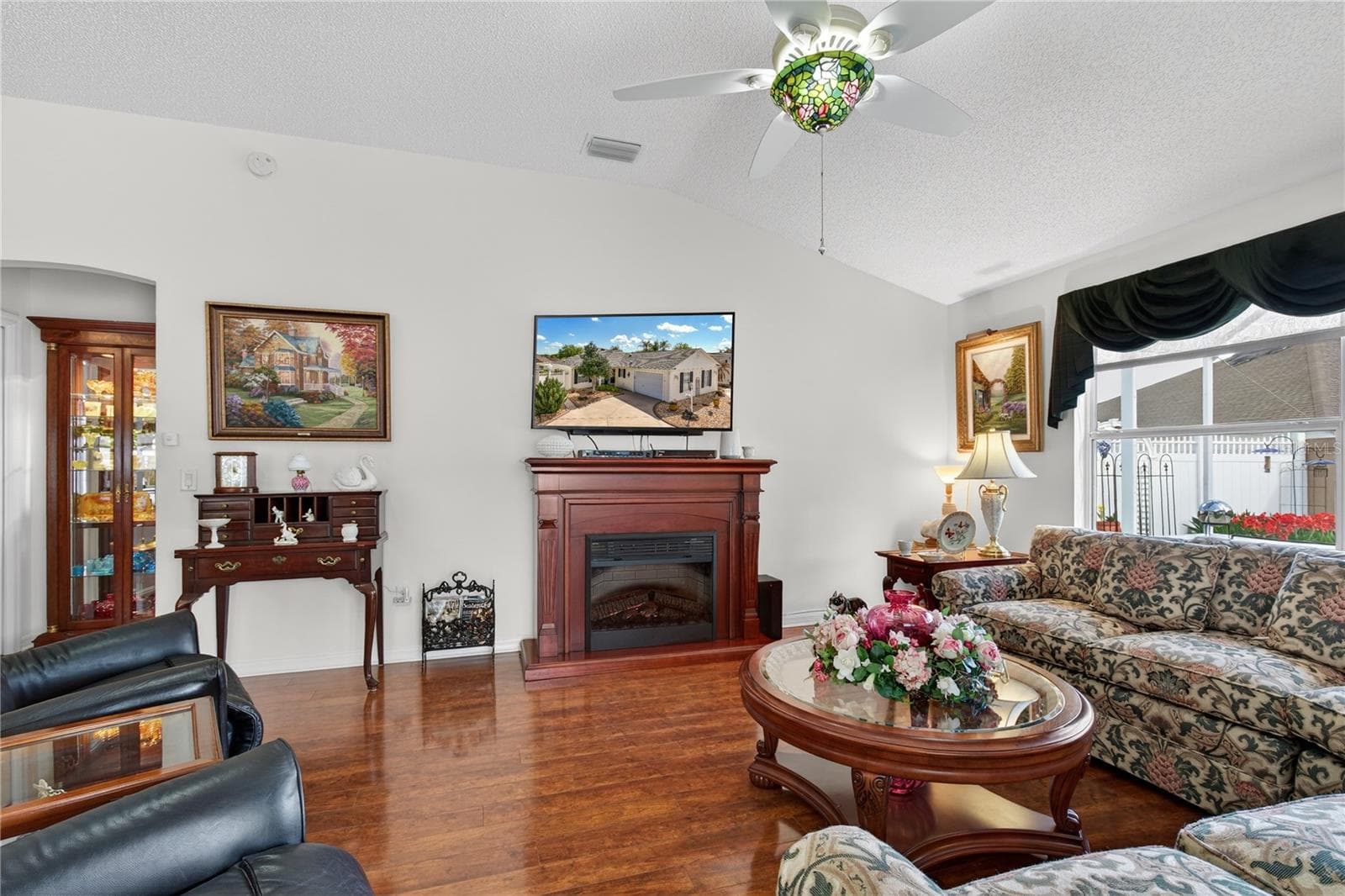 NOTICE THE UPGRADED CEILING FAN WITH TIFFANY LAMPSHADE - 1147 ELIZABETH CT, THE VILLAGES
