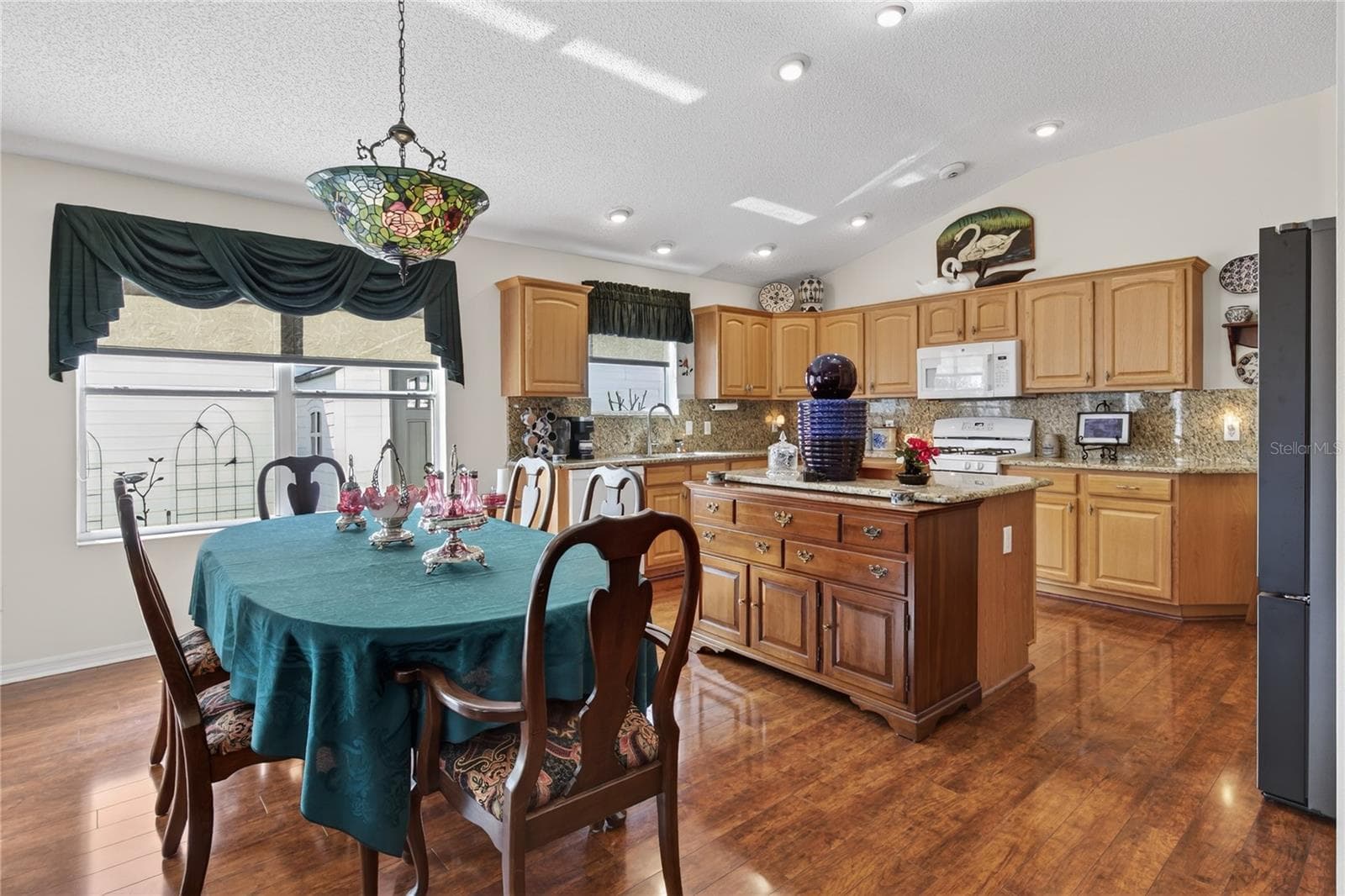 SPACOUS DINING ROOM AND KITCHEN INCLUDES SOLAR SHADES - 1147 ELIZABETH CT, THE VILLAGES