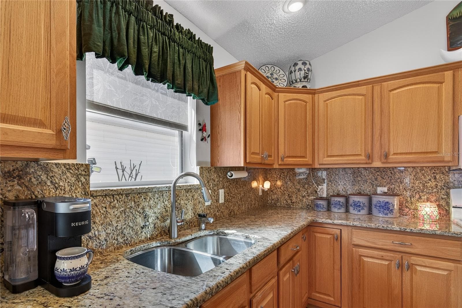 KITCHEN FEATURES STAINLESS STEEL DOUBLE SINK AND NEW PULL DOWN FAUCET - 1147 ELIZABETH CT, THE VILLAGES