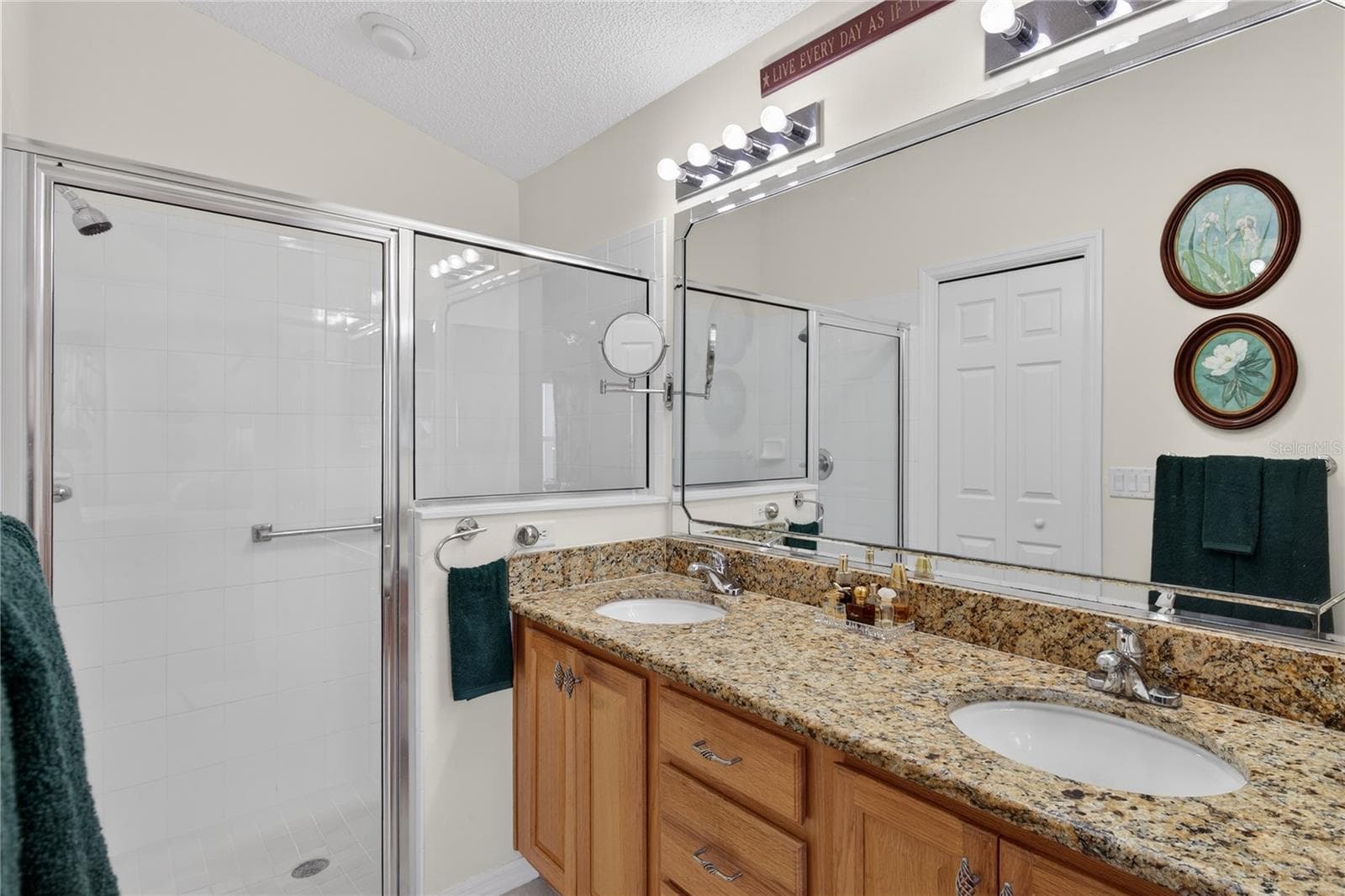 STYLISH GRANITE COUNTERTOP AND DUAL SINKS - 1147 ELIZABETH CT, THE VILLAGES