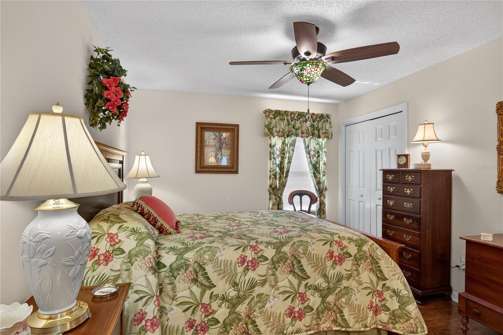 The third bedroom offers a tranquil and inviting space, perfect for providing guests with a comfortable and relaxing retreat during their stay. - 1147 ELIZABETH CT, THE VILLAGES