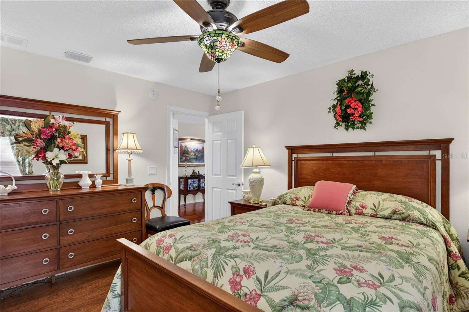 NOTICE THE ELEGANT UPDATED CEILING FAN AND TIFFANY GLASS LIGHT SHADE - 1147 ELIZABETH CT, THE VILLAGES
