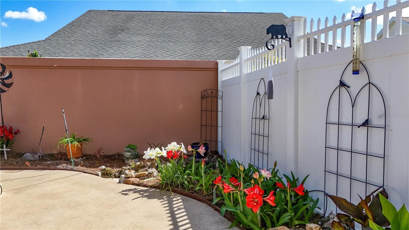GORGEOUS FLOWERS ACCENT THE COURTYARD. - 1147 ELIZABETH CT, THE VILLAGES