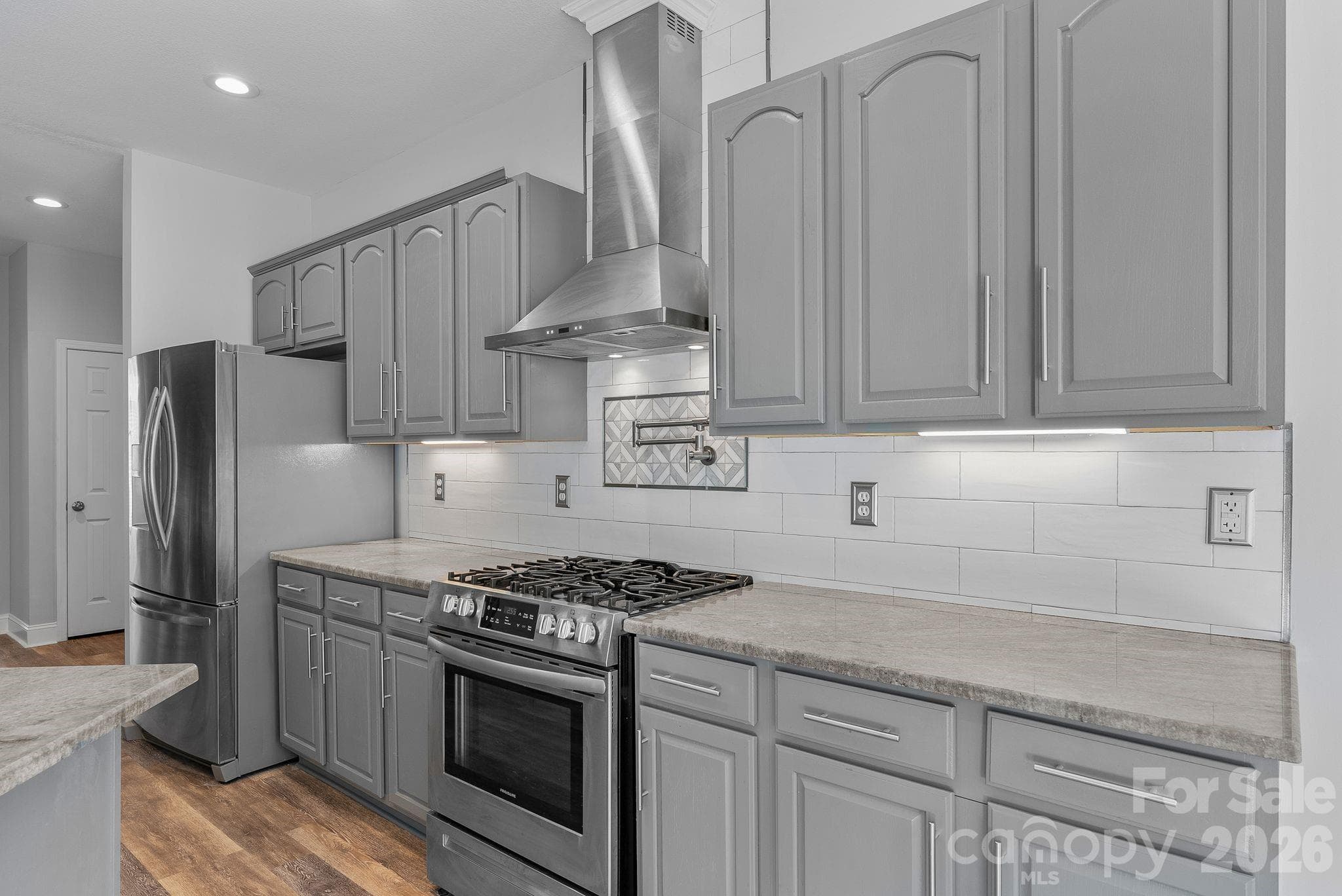 Gas Stove w/lighted hood vent - 79 Mill Pond Way, Hendersonville
