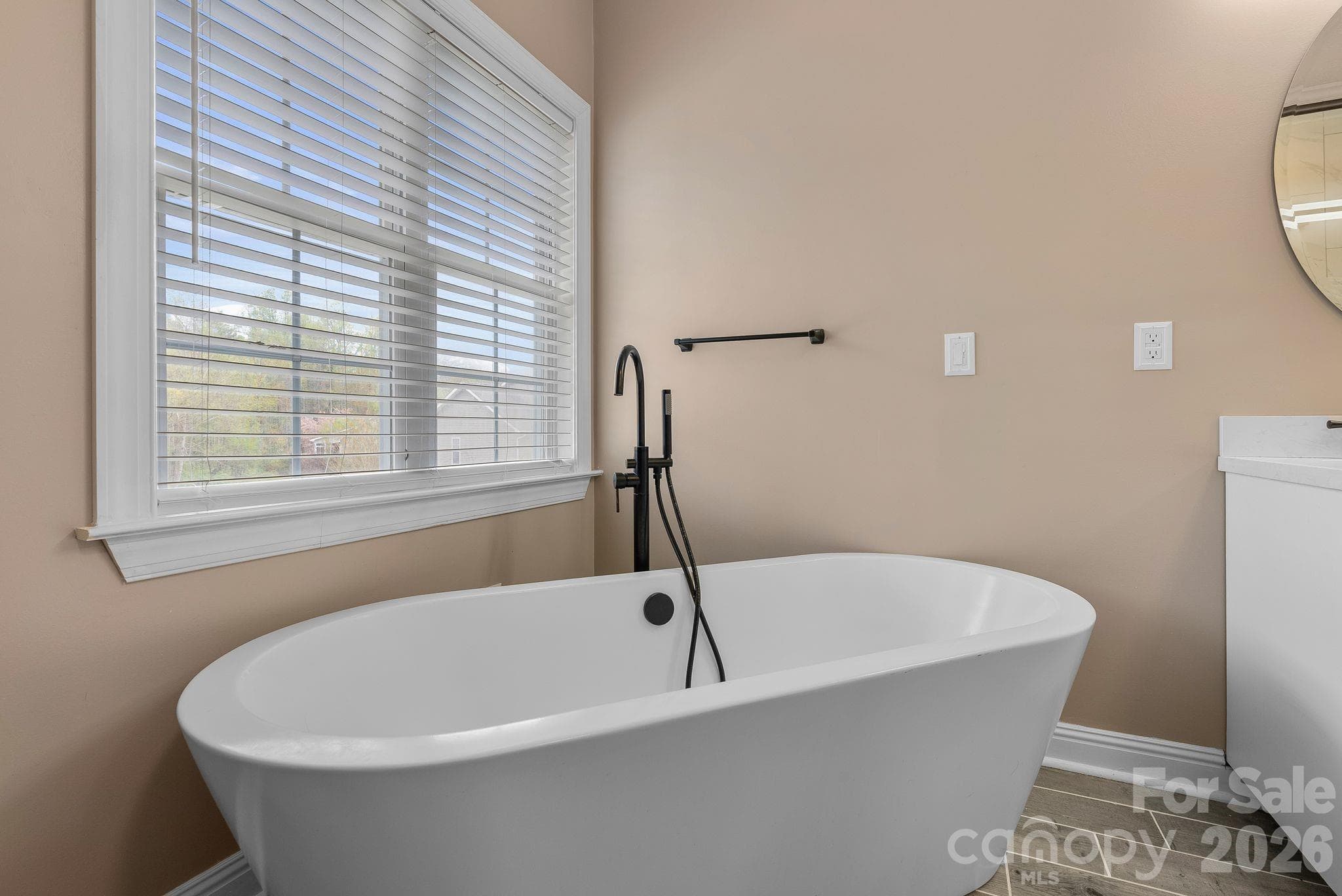 Soaking Tub - 79 Mill Pond Way, Hendersonville