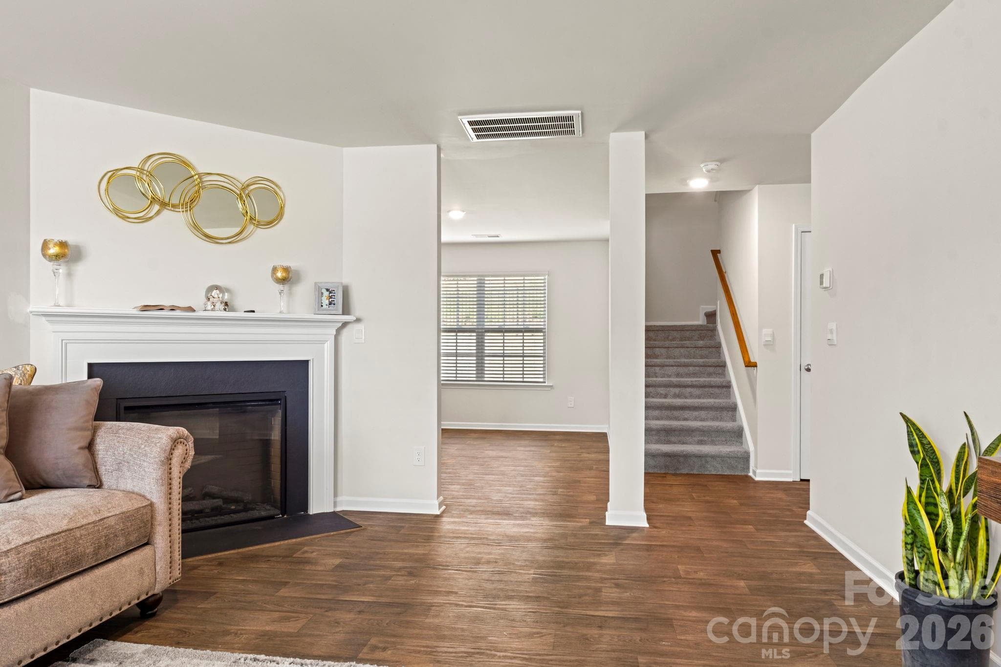 Single Family Residence at 1331 Mifflin Lane, Dallas, photo 4 of 34