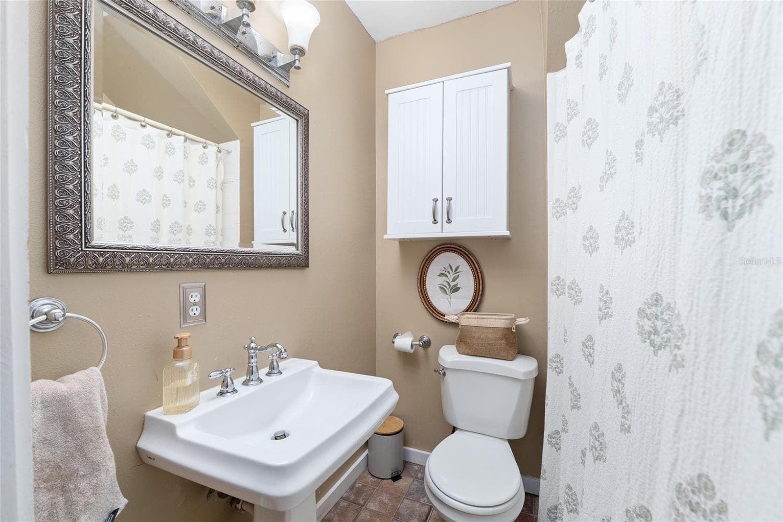 One of two full bathrooms. - 721 SE 5TH ST, OCALA