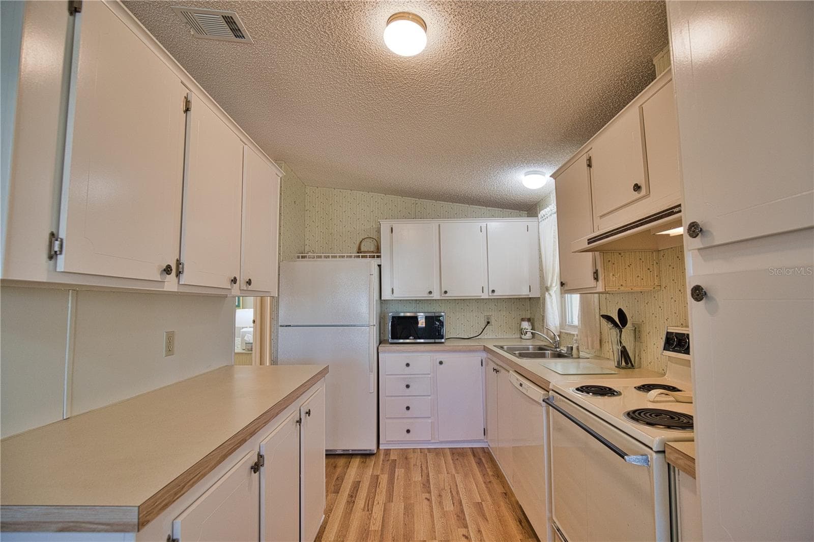 Manufactured Home at 424 TARDE LOGO CIR, NORTH PORT, photo 11 of 79