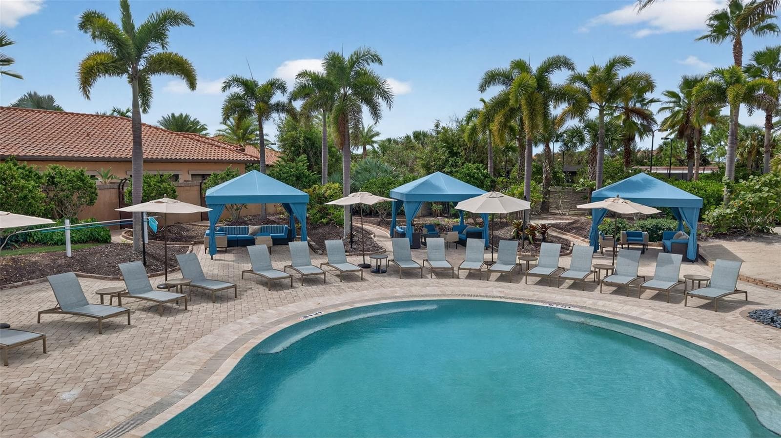 Resort style pool - 5010 TIVOLI RUN, BRADENTON