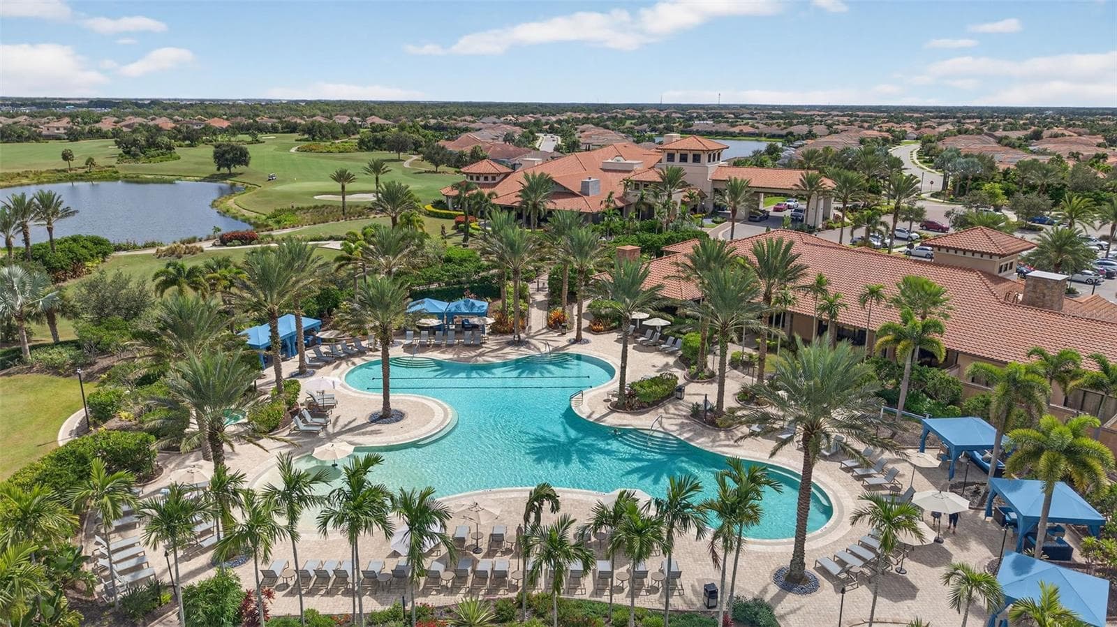 Resort style pool - 5010 TIVOLI RUN, BRADENTON