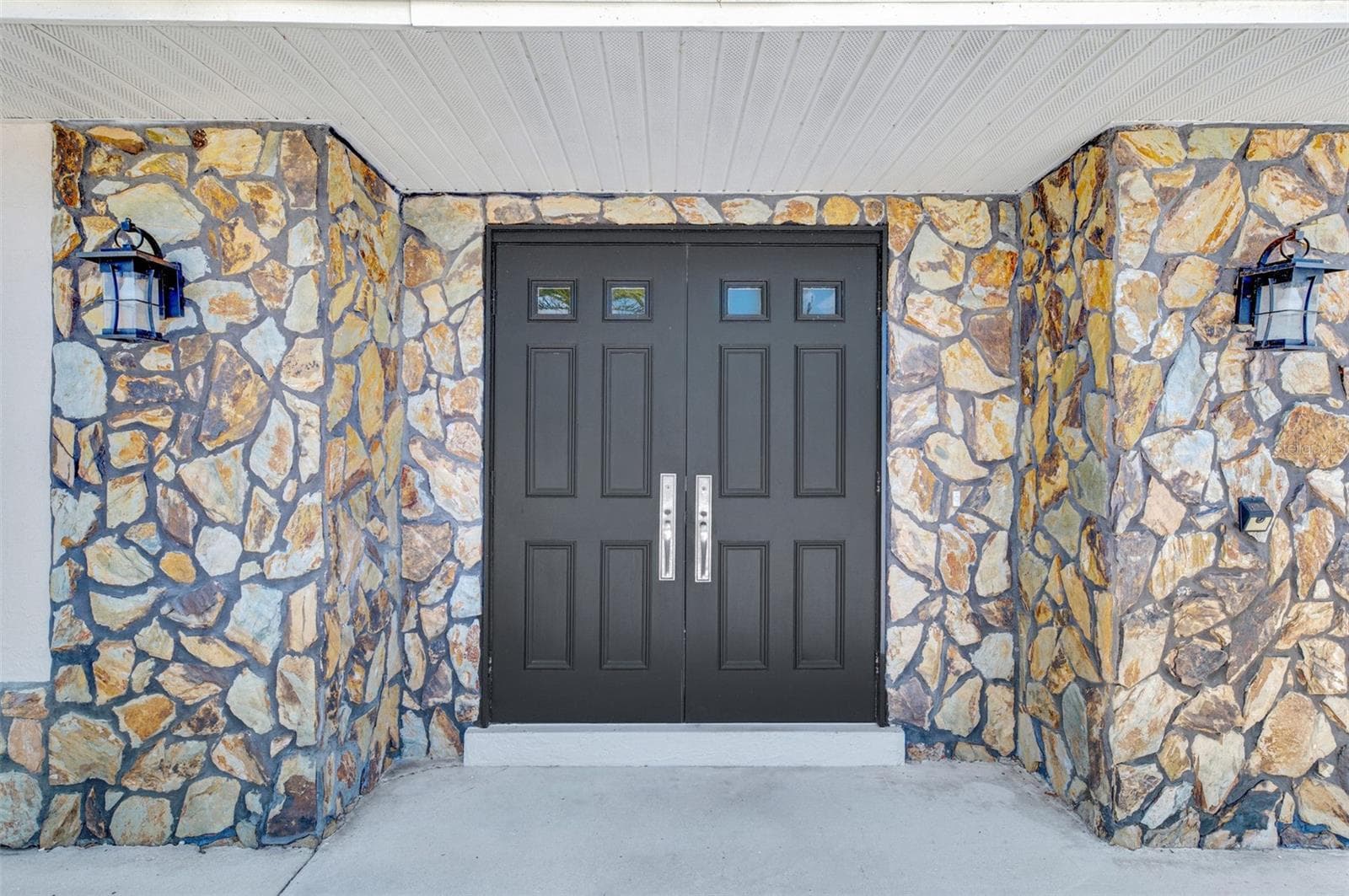 Welcoming entry! - 1620 MISSION VALLEY BLVD, NOKOMIS