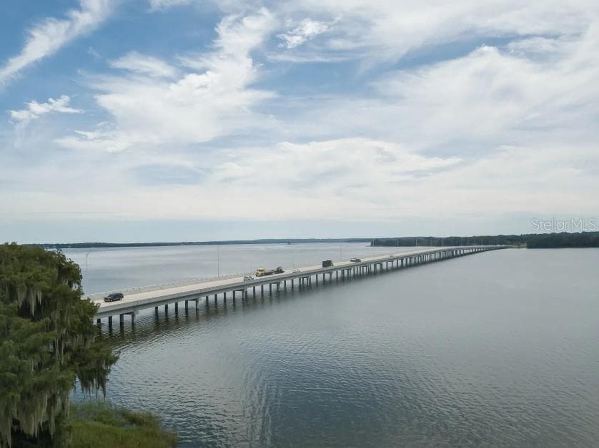 Harris Chain of Lakes with 8 lakes & 75k acres to fish and play! - 8595 OAKSTONE CIR, LEESBURG