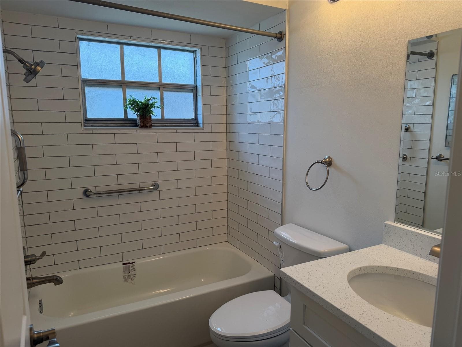 Hall Bathroom Shower/Tub Combo - 4412 SUNSTATE DR #A, NEW PORT RICHEY