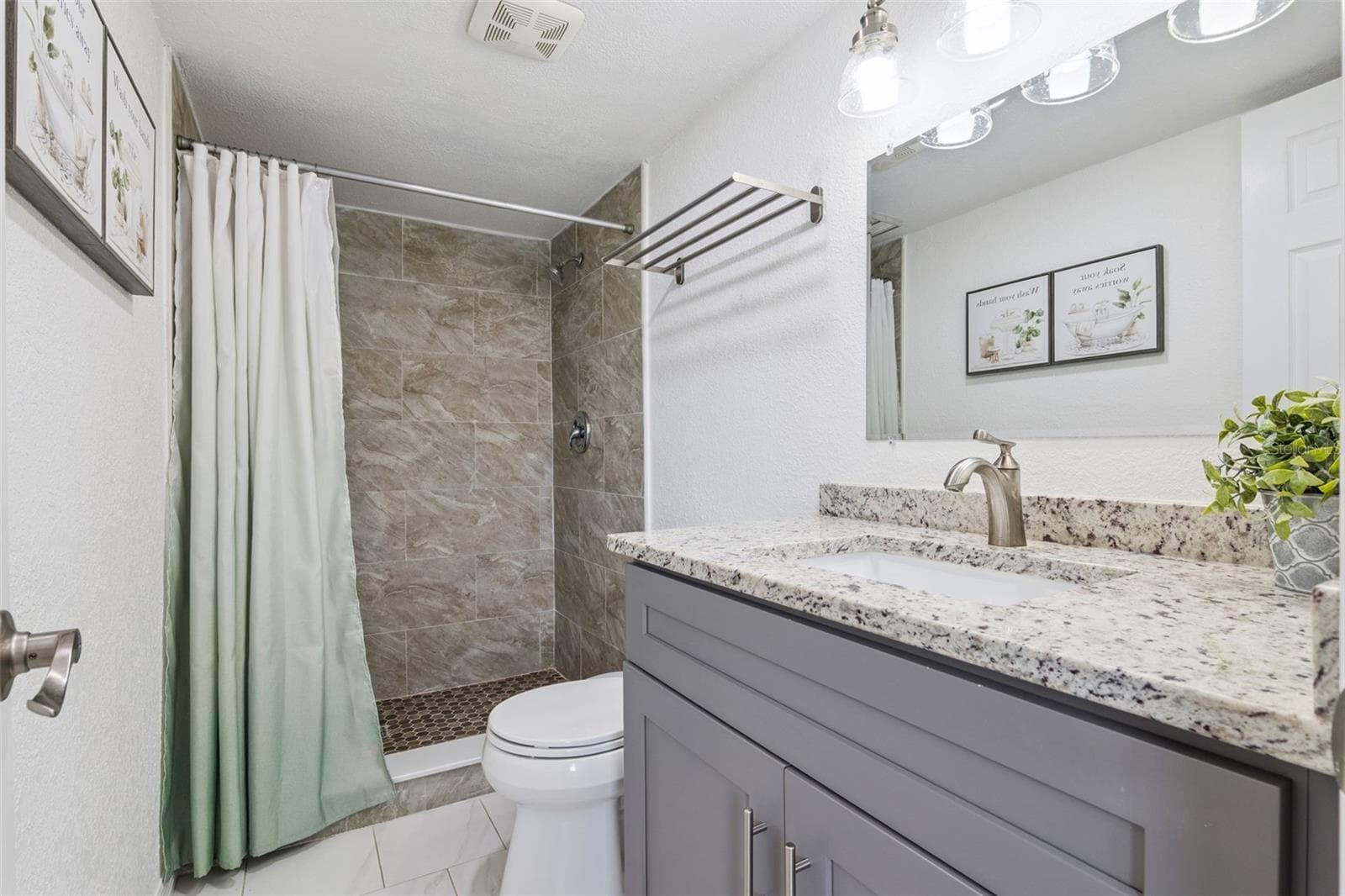 Secondary Bathroom - 511 FLAMINGO LN, OSTEEN
