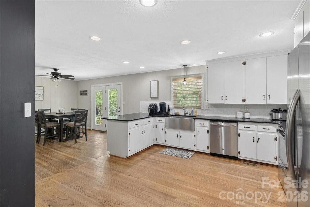 Single Family Residence at 962 Sherwood Circle, Lancaster, photo 7 of 39