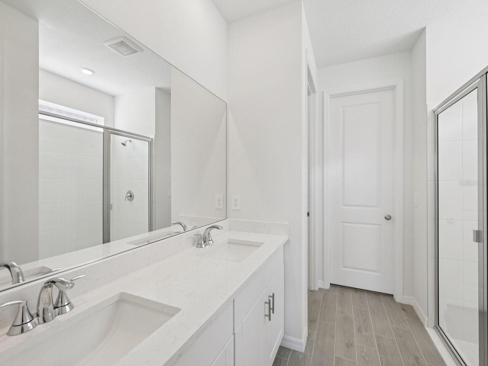 Interior photos are not of the actual home but are photos of the builder home with the same floorplan with similar interior finishes and features. - 9009 VENETIA CT, PALMETTO