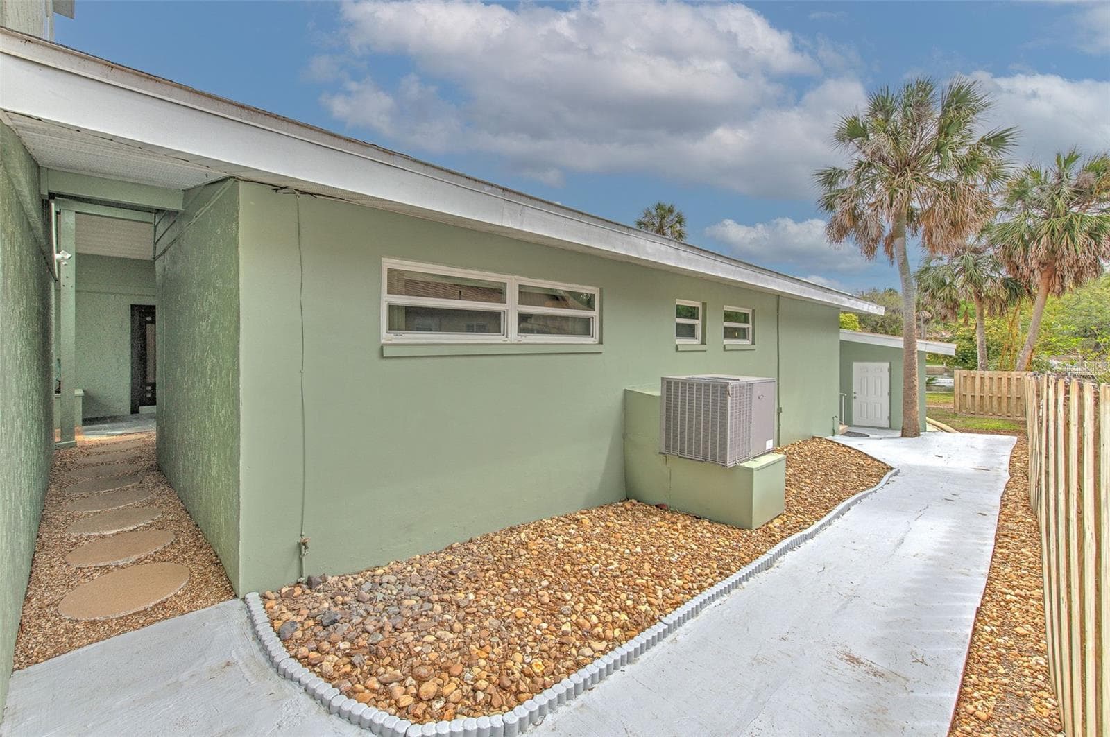 Side of home that leads from front door to backyard - 7102 MANDY LN, NEW PORT RICHEY